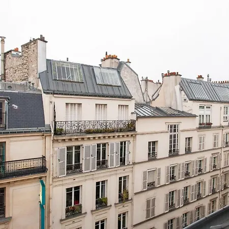 Design Studio With Mezzanine In Montmartre Parigi